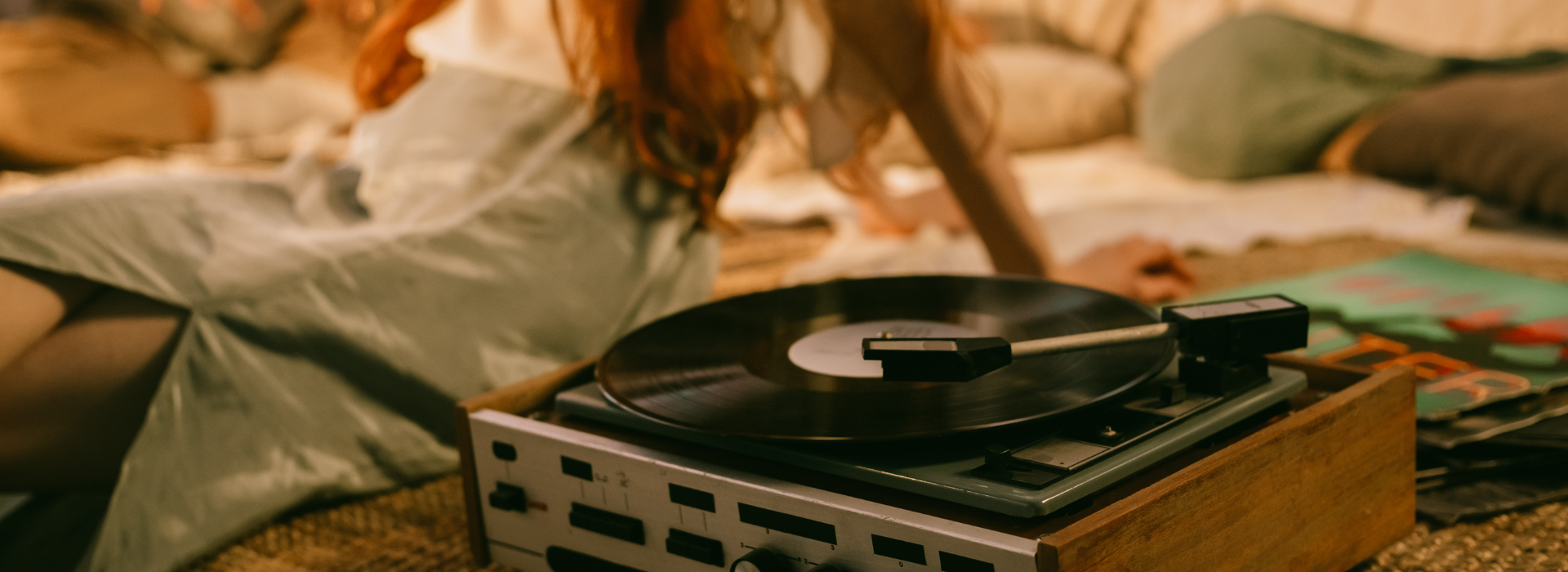 Hosts van Deuntjesshow op podium